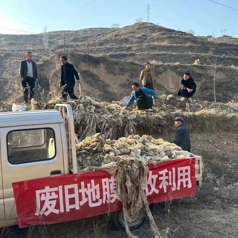 斤废旧地膜换取一捆新地膜),加大政府补贴力度,推行"废旧农膜回收利用