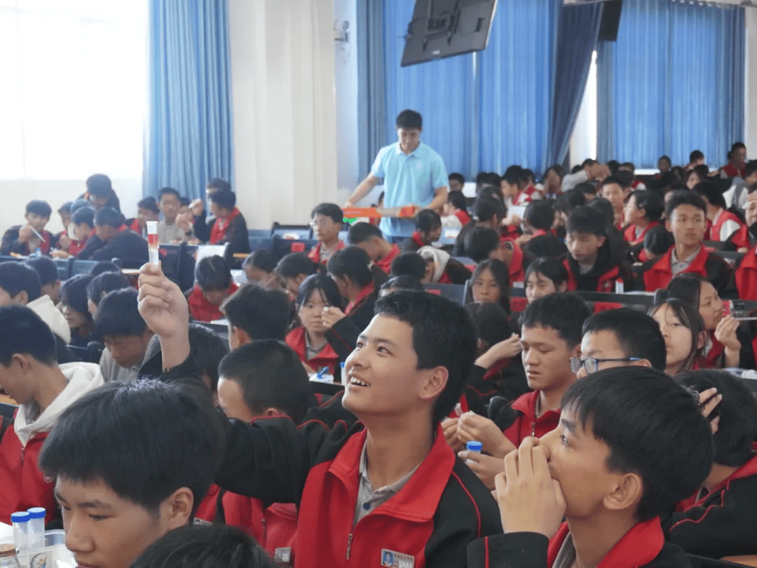 楚雄市地大研支团开展科学筑梦创享未来科技节活动