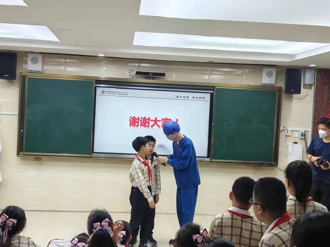 在展示洗手舞环节,学生们也不由自主地伸出双手有模有样地学了起来,有