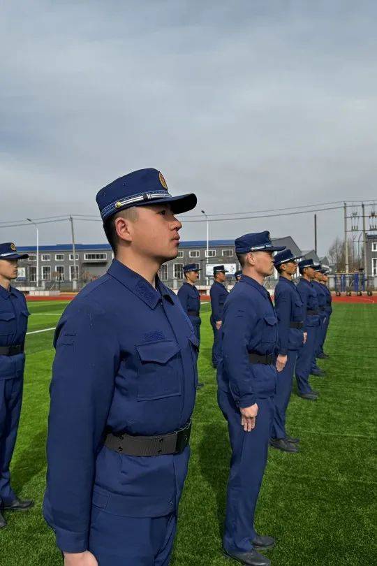 新训大队"四项规范"扎实开展新入职消防员队列训练_动作_骨干_进行