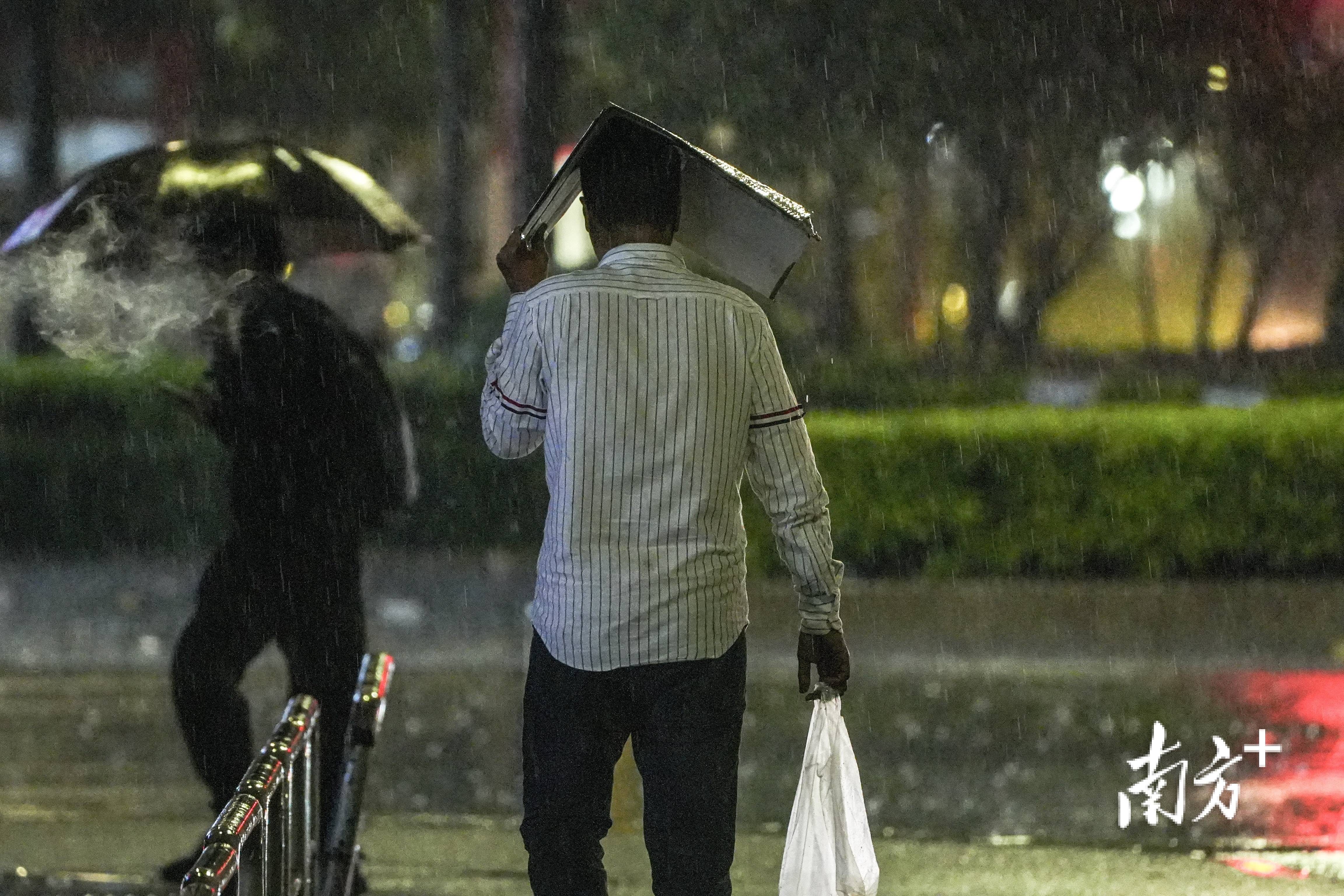 组图佛山风雨夜行人