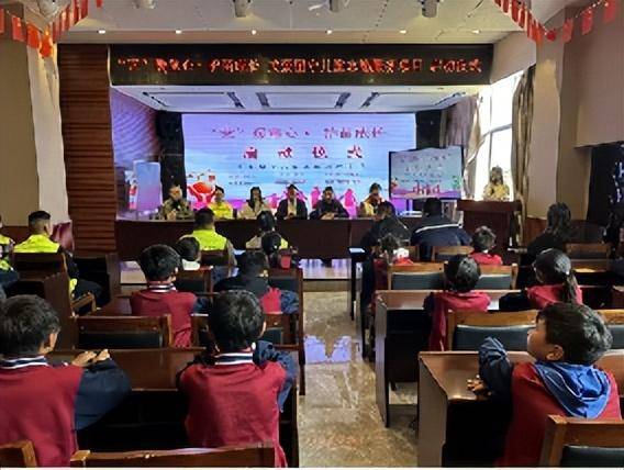 近日,个旧市文明办联合共青团个旧市委,市红十字会等单位开展"艺暖