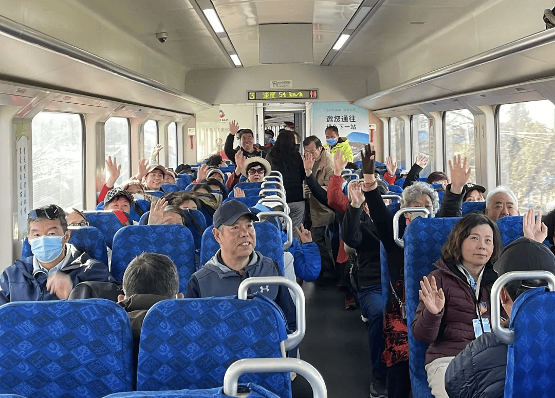 候车室外设置了回形通廊和雨棚s2线是国内第一条开通运营的市郊铁路