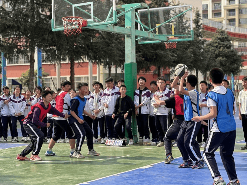驰骋赛场青春飞扬我校初二年级团建活动