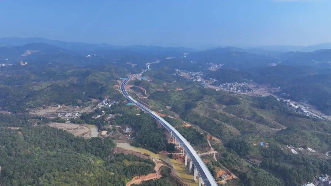 项目通车后将成为连接粤赣两省的重要通道,将实现济广高速与广龙高速
