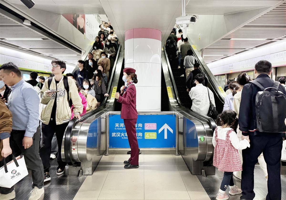 5244万武汉地铁客流再破纪录12个车站吞吐量创新高