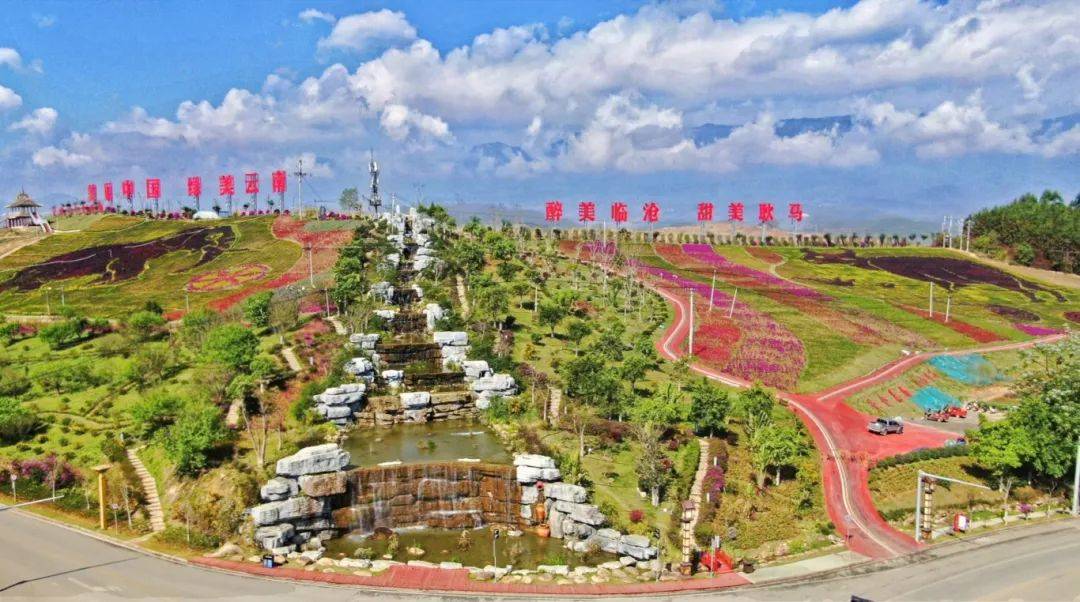 往县城方向行驶,一路可见黄金菊,凤凰木,刺木棉,三角梅……行驶在路上