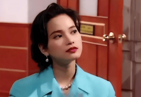 抛弃吴京后,她历经两个富豪,如今吴京红透半边天,她成卖鱼大婶_樊亦敏