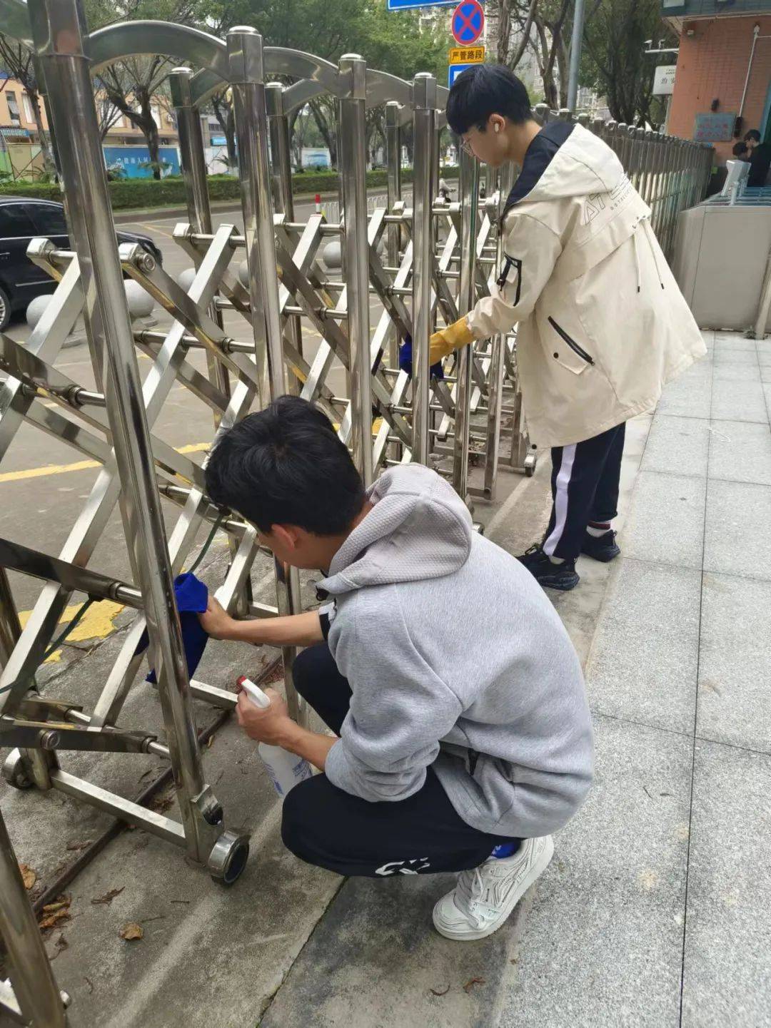 劳动展示锋采雪莲绽放禺山记广州市禺山高级中学内地新疆高中班学雷锋