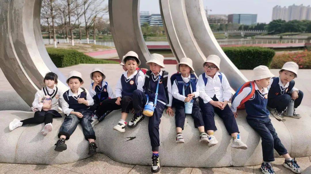 【学园动态】追风拾野,乐享春趣——马甲意绥中心幼儿园春游活动_艺术