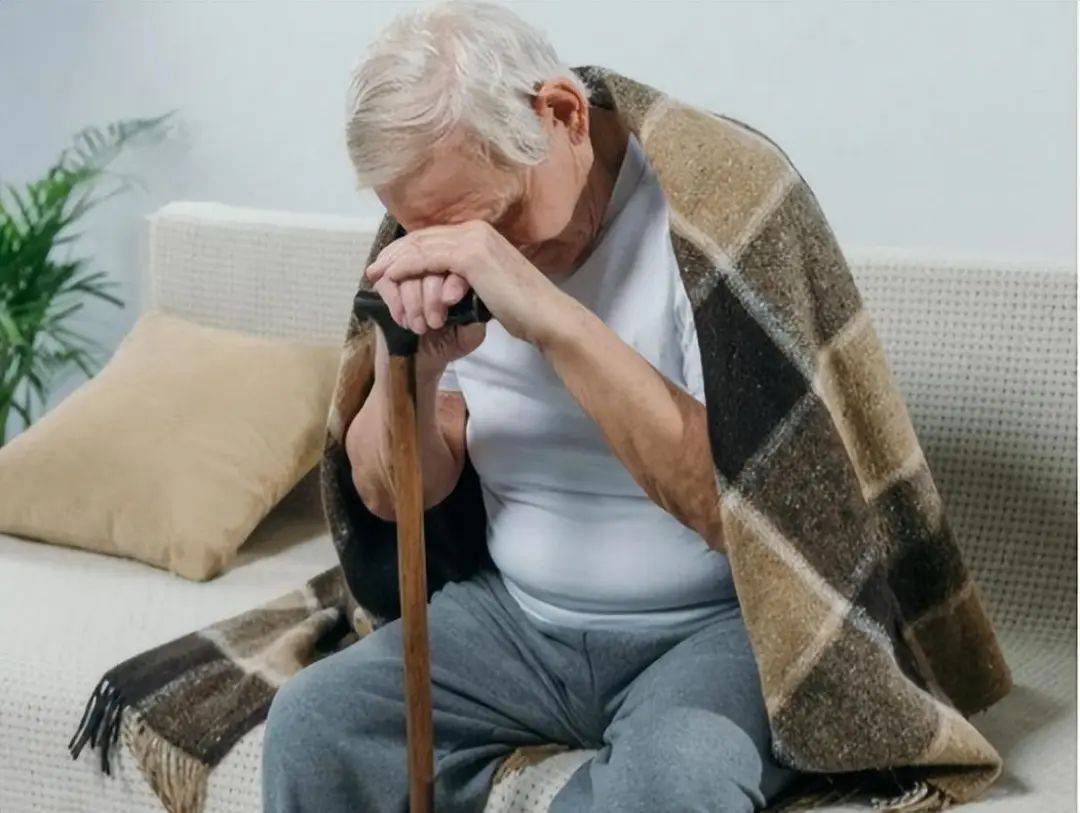 57岁女子睡前发冷3小时后去世医生提醒老人睡前留心3个异常