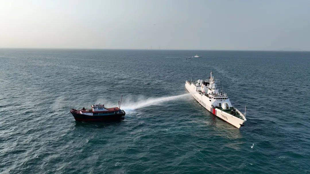 广东海警局开展舰艇海上实战化集训