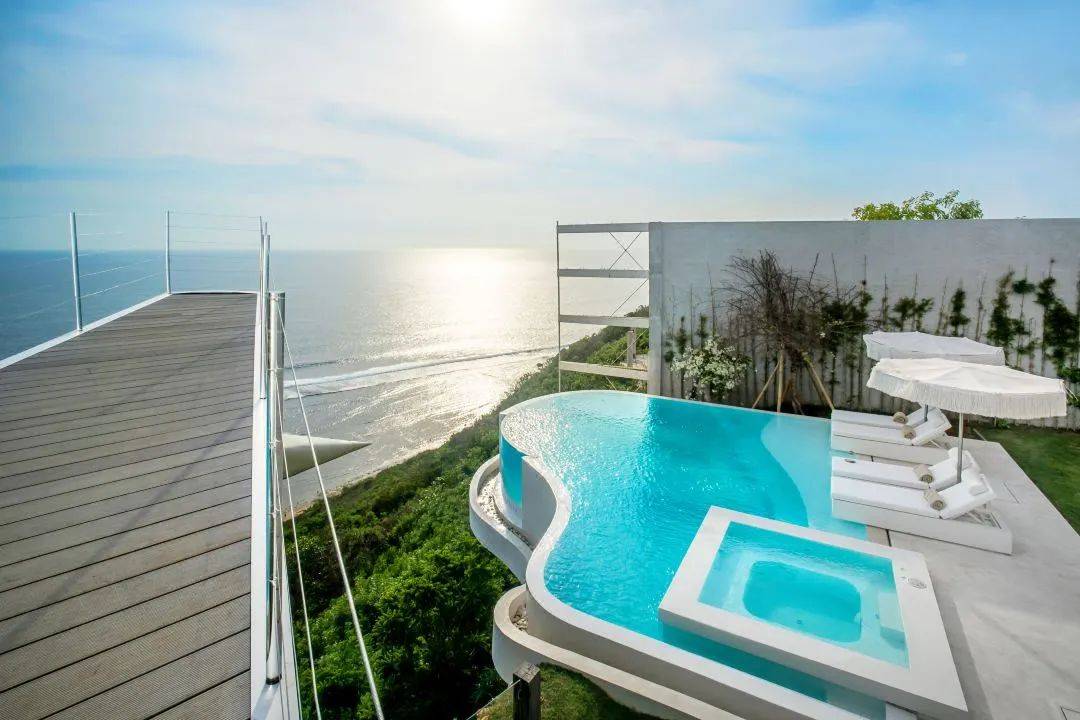 飞机头的位置是120㎡带私人泳池的两卧室别墅,可容纳四人居住,日常