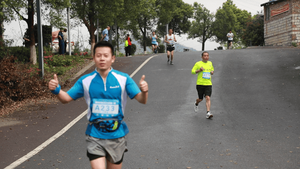 简短的开幕式之后,随着蜂鸣器响起,500多名跑友们冲出起跑线,沿着既定