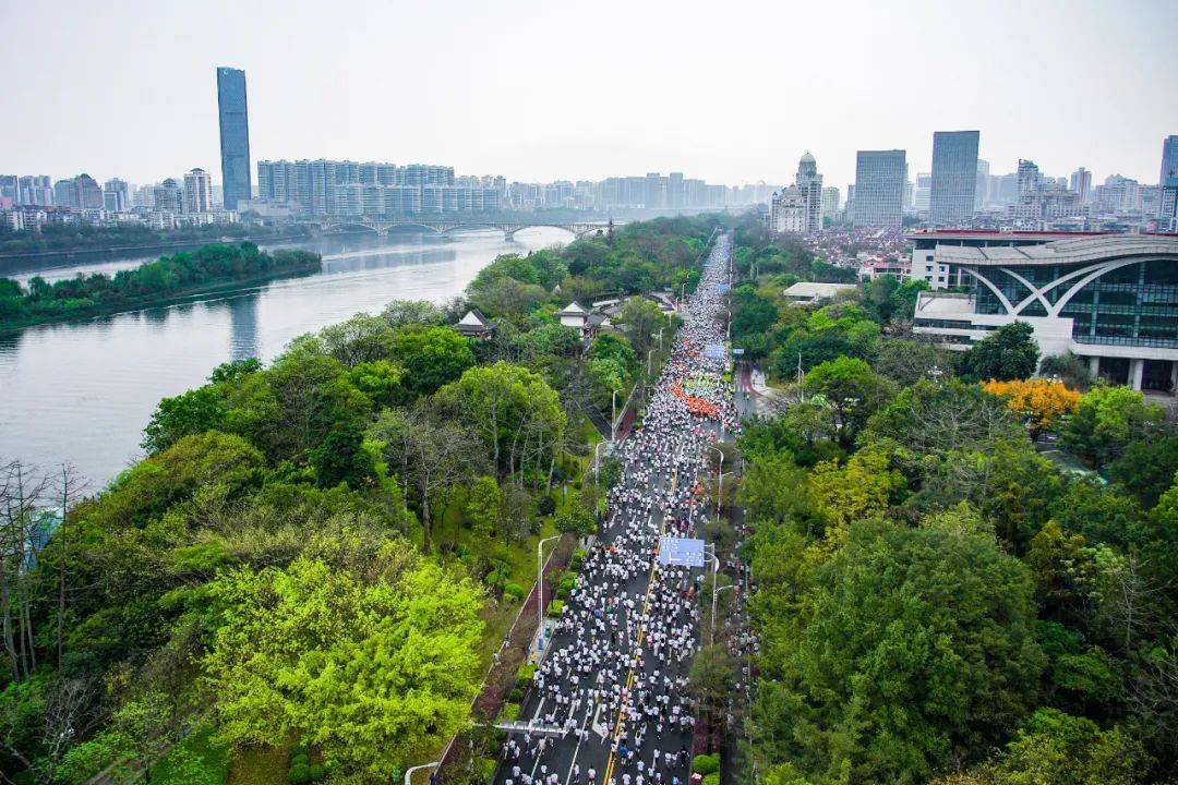 龙马领秀悦跑柳州柳州银行杯2024柳州马拉松暨警察马拉松正式鸣枪开跑