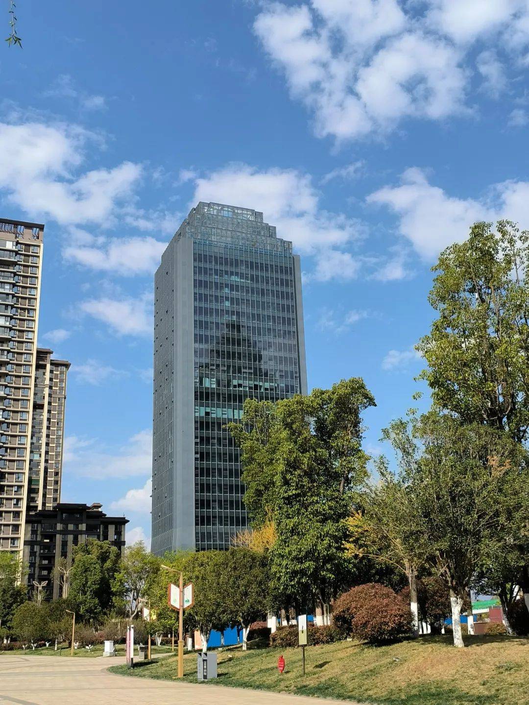 实拍昭通城南地标高楼._来源