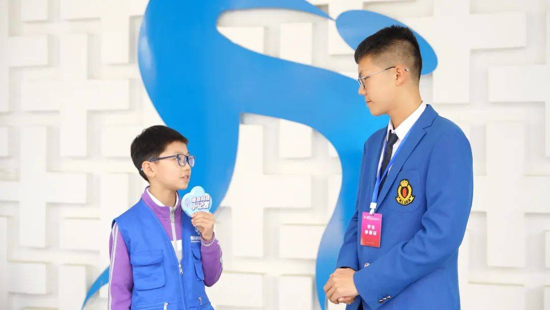 图 | 重庆市求精中学校学生张跃欣接受科技小记者采访下一步,"重庆
