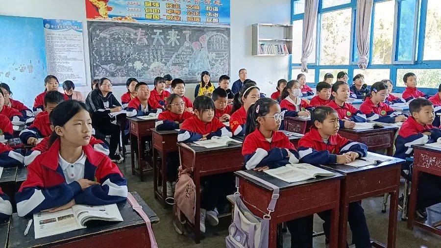 校园动态高屋建瓴明方向悉心关怀促发展南充市教科所莅临双凤镇小学