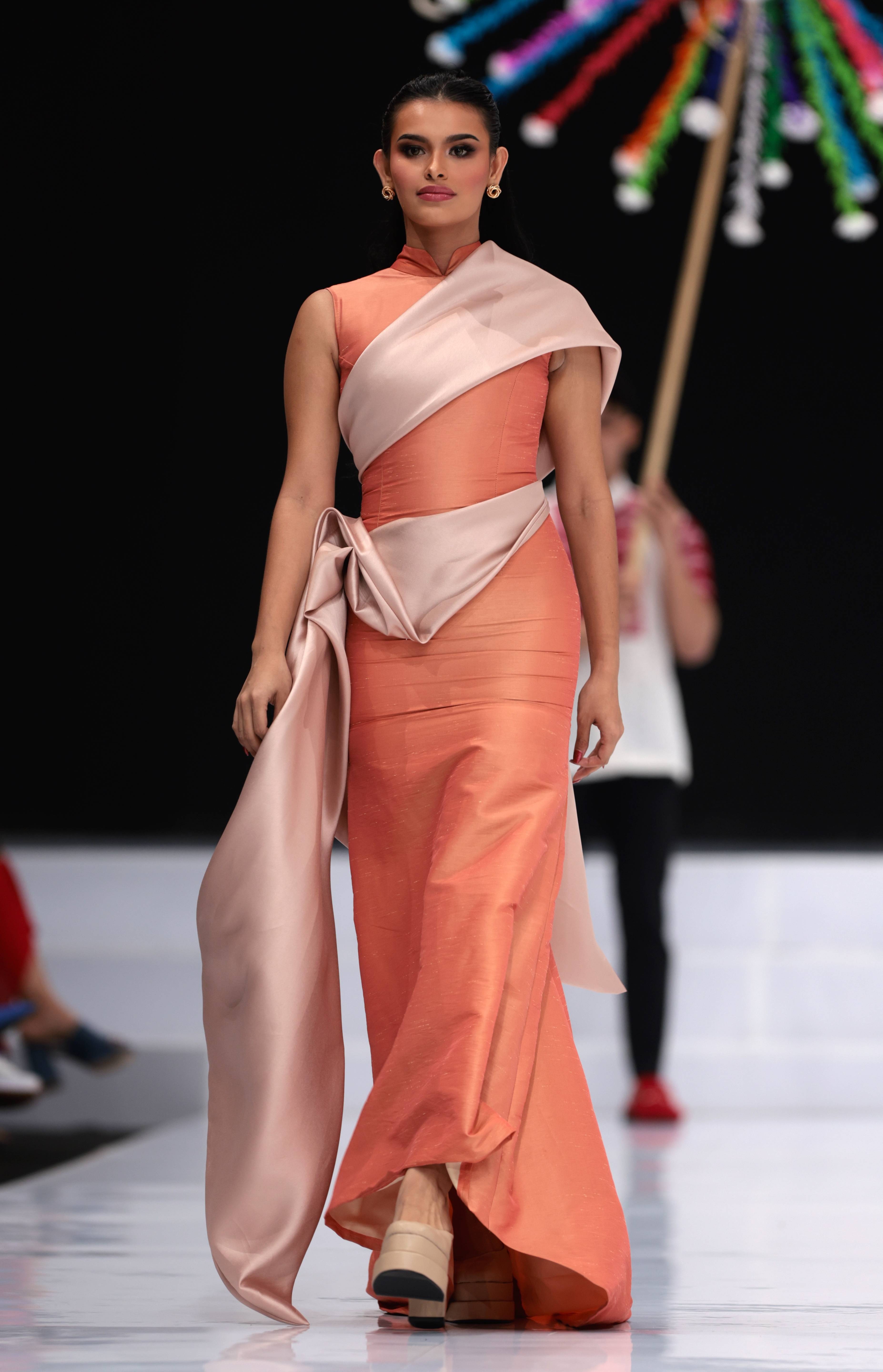 举行的印度尼西亚时装周上展示设计师阿尔琼·普特拉设计的新款服装