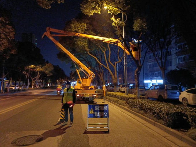 南京大厂市政路灯维修班组—— 守护城市光明的无名英雄