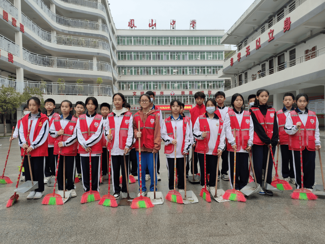 中学团总支组织团员,少先队员联合开展学雷锋志愿集市活动,并在城西