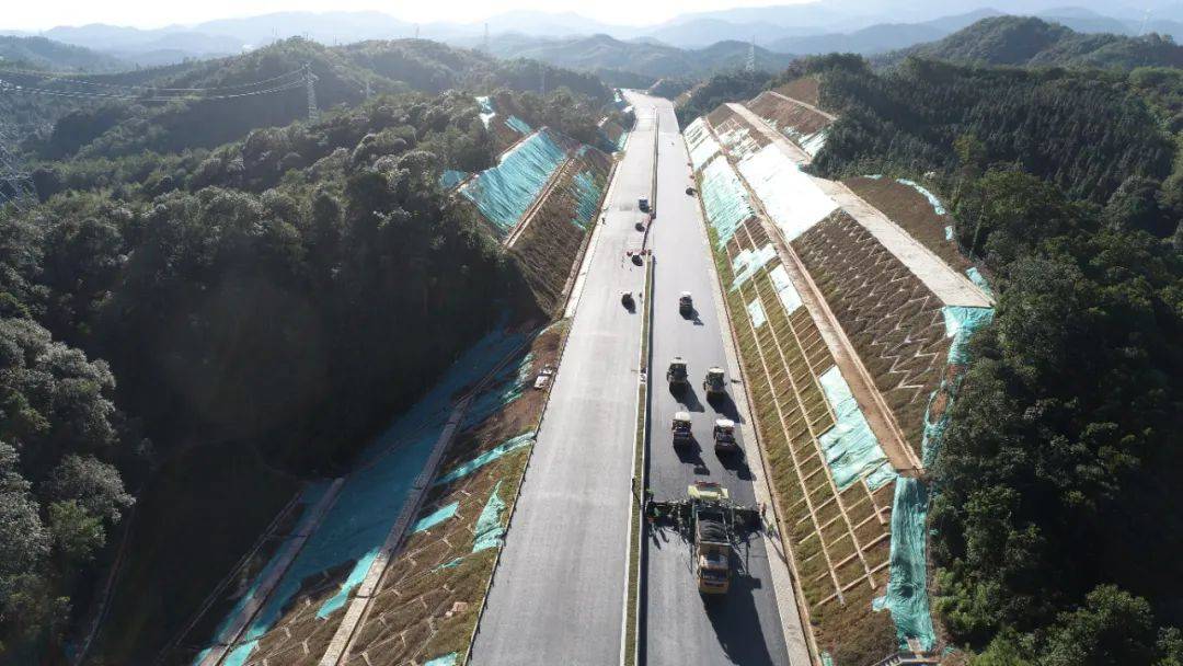 龙寻高速主线路面完工主服务楼封顶