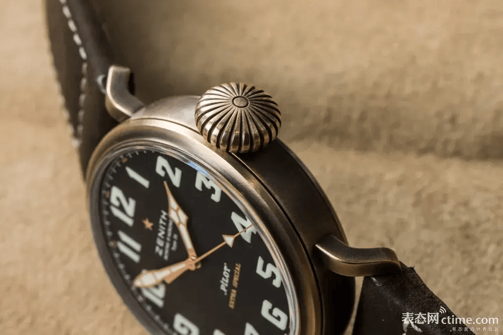 我特别钟意它的表针设计,脱胎于原型表的瓦斯针,时针做了棱角化处理
