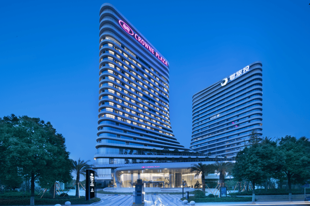 集团旗下酒店,位于高新大道与光谷三路交汇处,与光谷金融中心双塔合璧