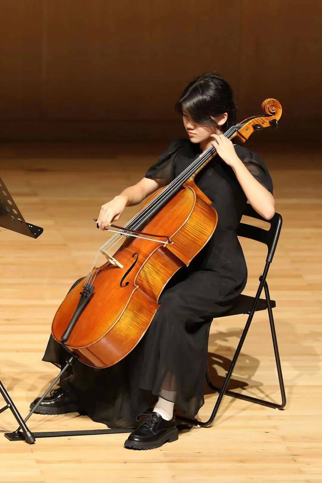 大提琴:方以萱2019年考入深圳艺术学校,先后跟随