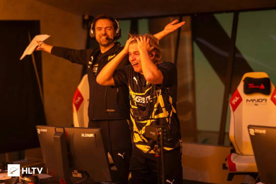 直言不讳 | 白色向上,红色向下_navi_aleksib_比赛