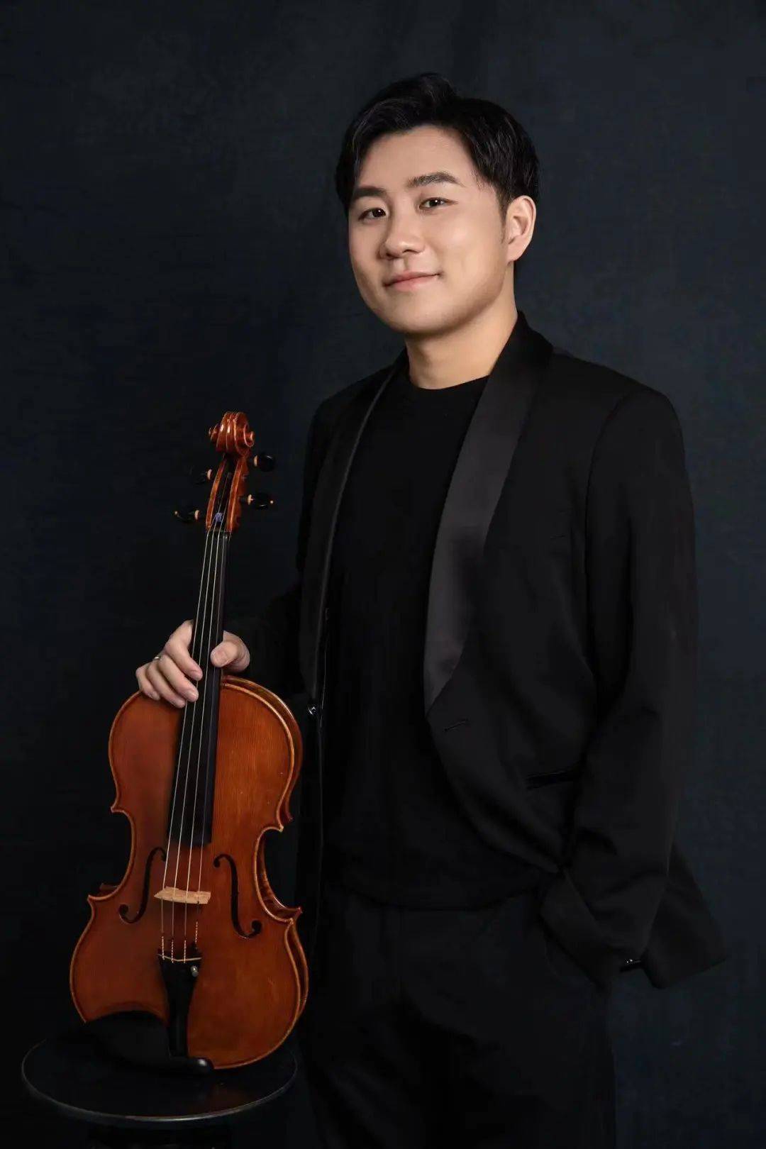 毕业于上海音乐学院管弦系,深圳艺术学校资深大提琴教师,前深圳大剧院