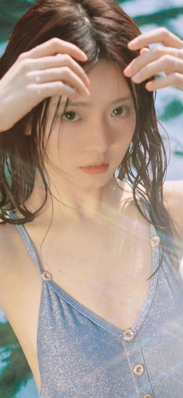 美女写真丨女人如水纯欲迷人