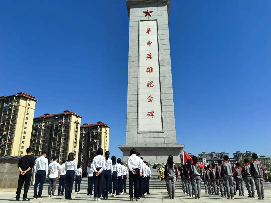 怀着无比崇敬的心情,全体党员和少先队员代表在革命烈士纪念碑前庄严