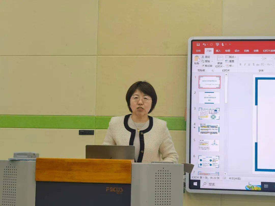 青岛市高中英语教研员匡文超老师对两位老师的展示与分享给予充分肯定