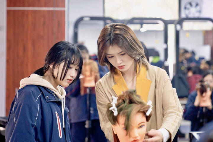 潮声丨女托尼去哪了美发班的18个他和一个她