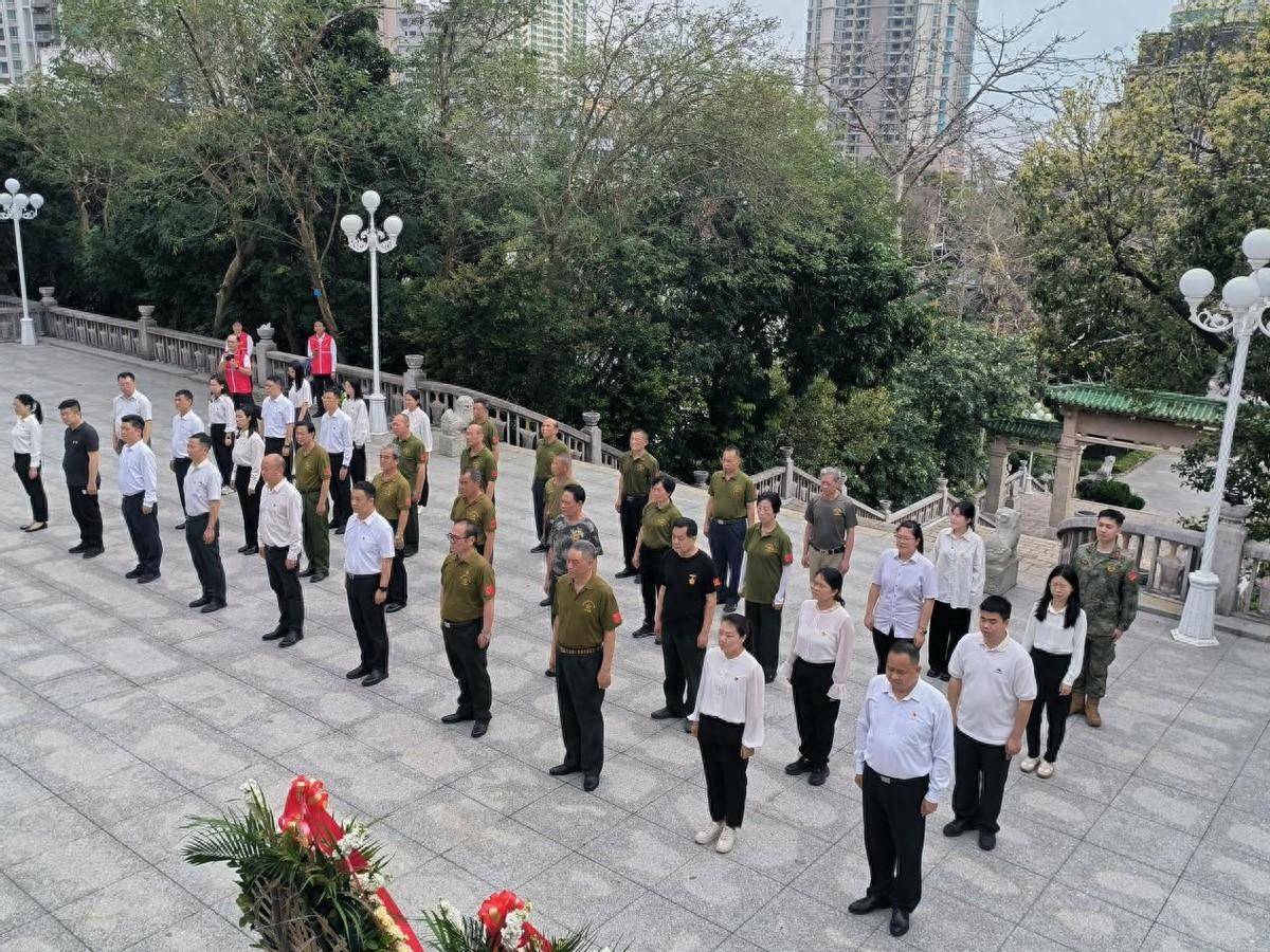 缅怀先烈致敬英雄珠海市香洲区翠香街道开展清明祭扫英烈活动