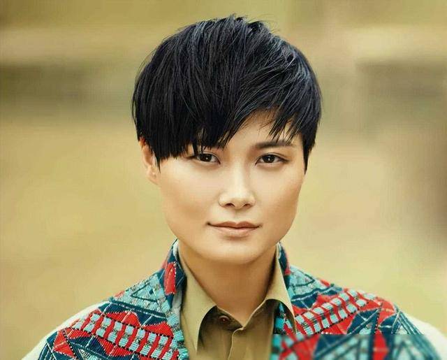 没有代表作成为辱华产品代言人还要站c位李宇春被骂冤不冤