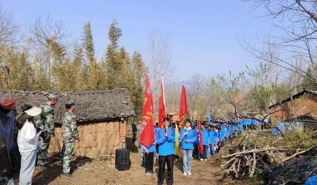 恩施来凤县翔凤镇接龙中学党员教师及部分学生来到烈士陵园,开展清明