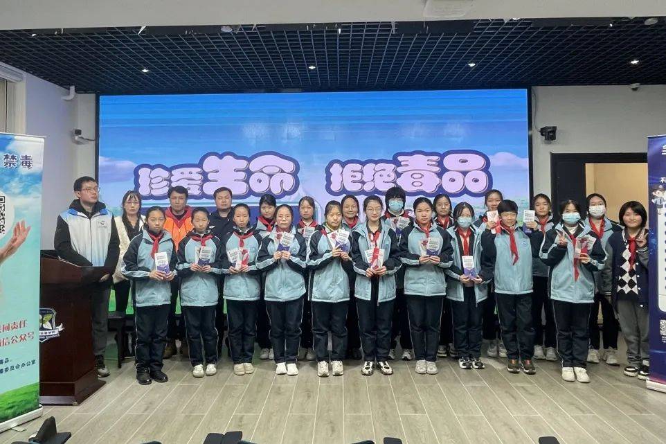 3月22日,在长青中学开展青少年禁毒宣传教育.