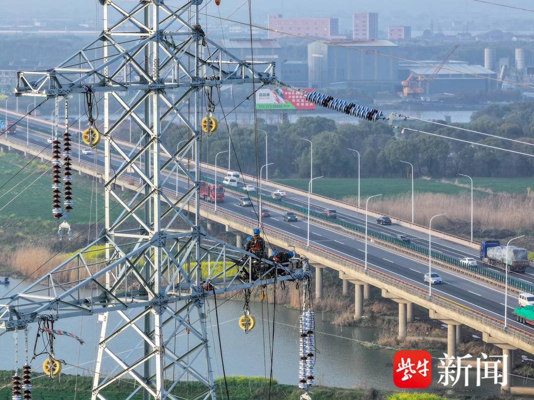 沪苏湖铁路吴江南牵引站配套供电工程顺利完成跨高速施工