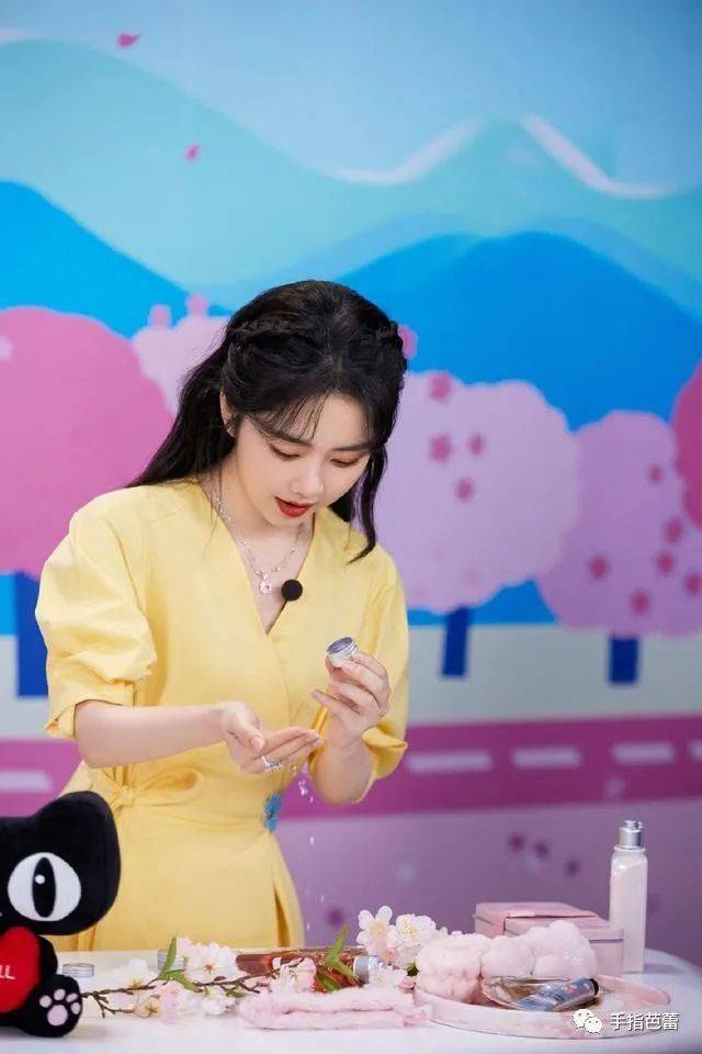 谭松韵穿蛋黄裙扮在逃公主穿出清纯甜美的气质