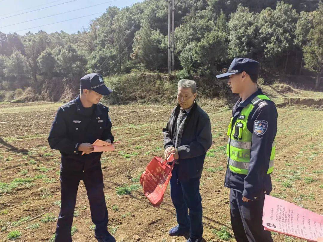 "威宁县公安局六桥派出所民警林仿说.此次宣传活动共发放宣传资料100