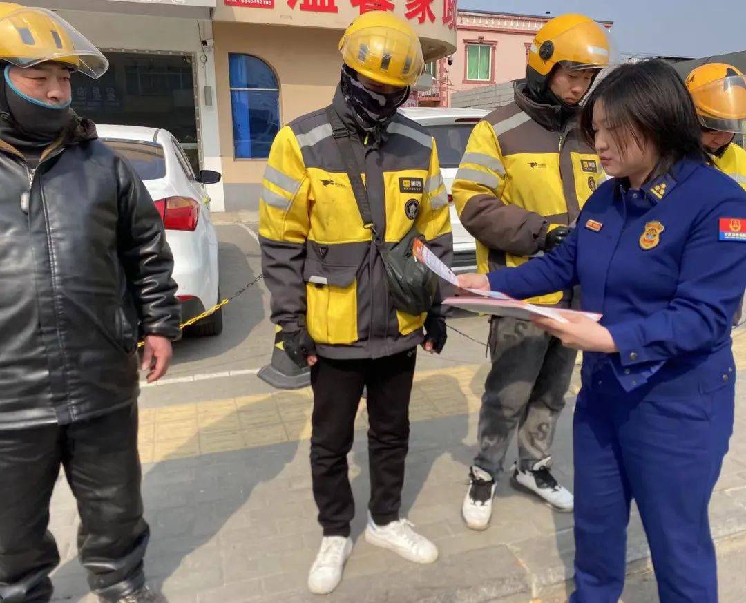 防火知识随餐送到家营口消防盖州大队联合外卖小哥开展消防安全宣传