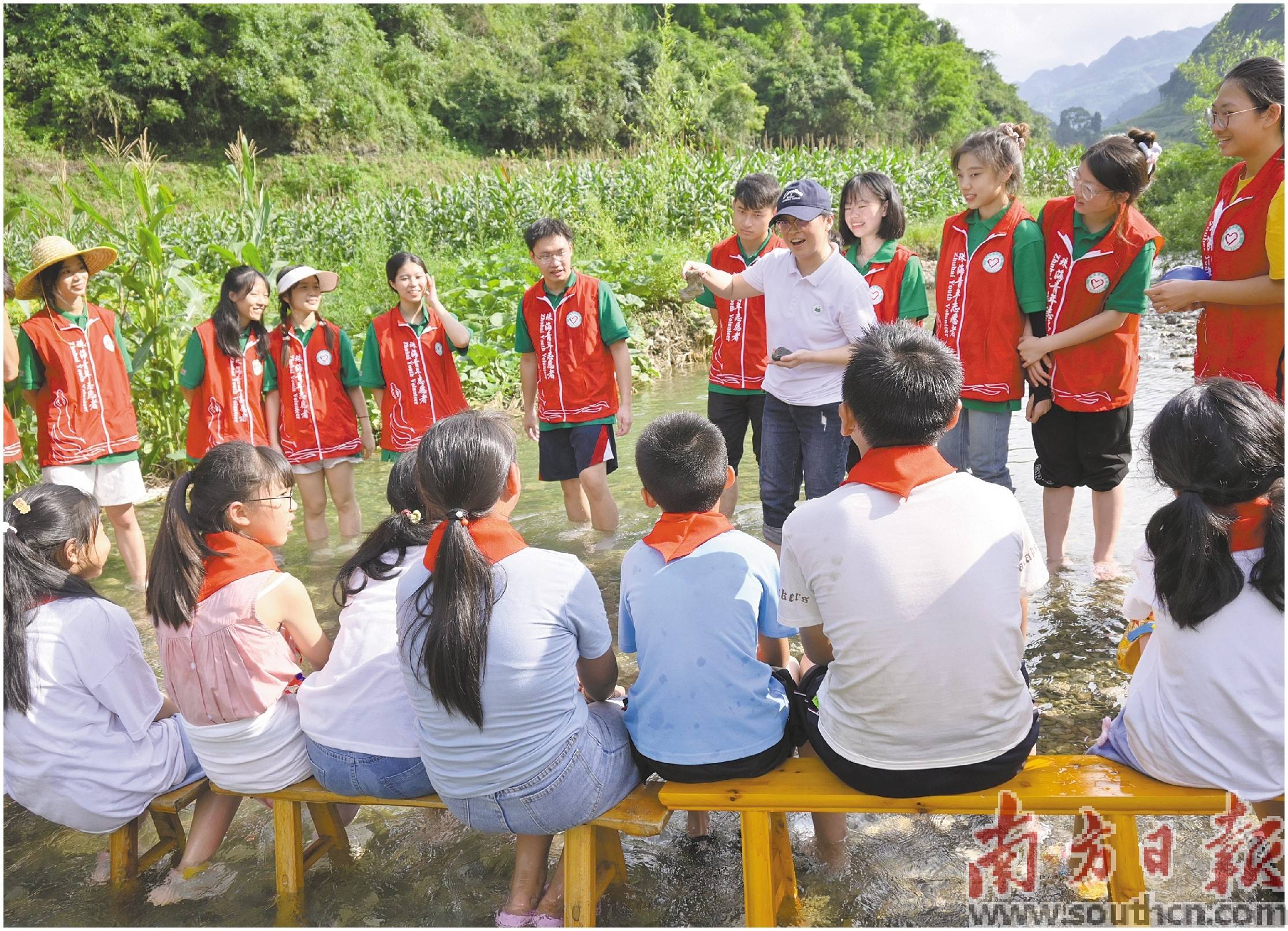 在沙塘村,蒋梦正在为山区儿童开展自然疗愈课程.