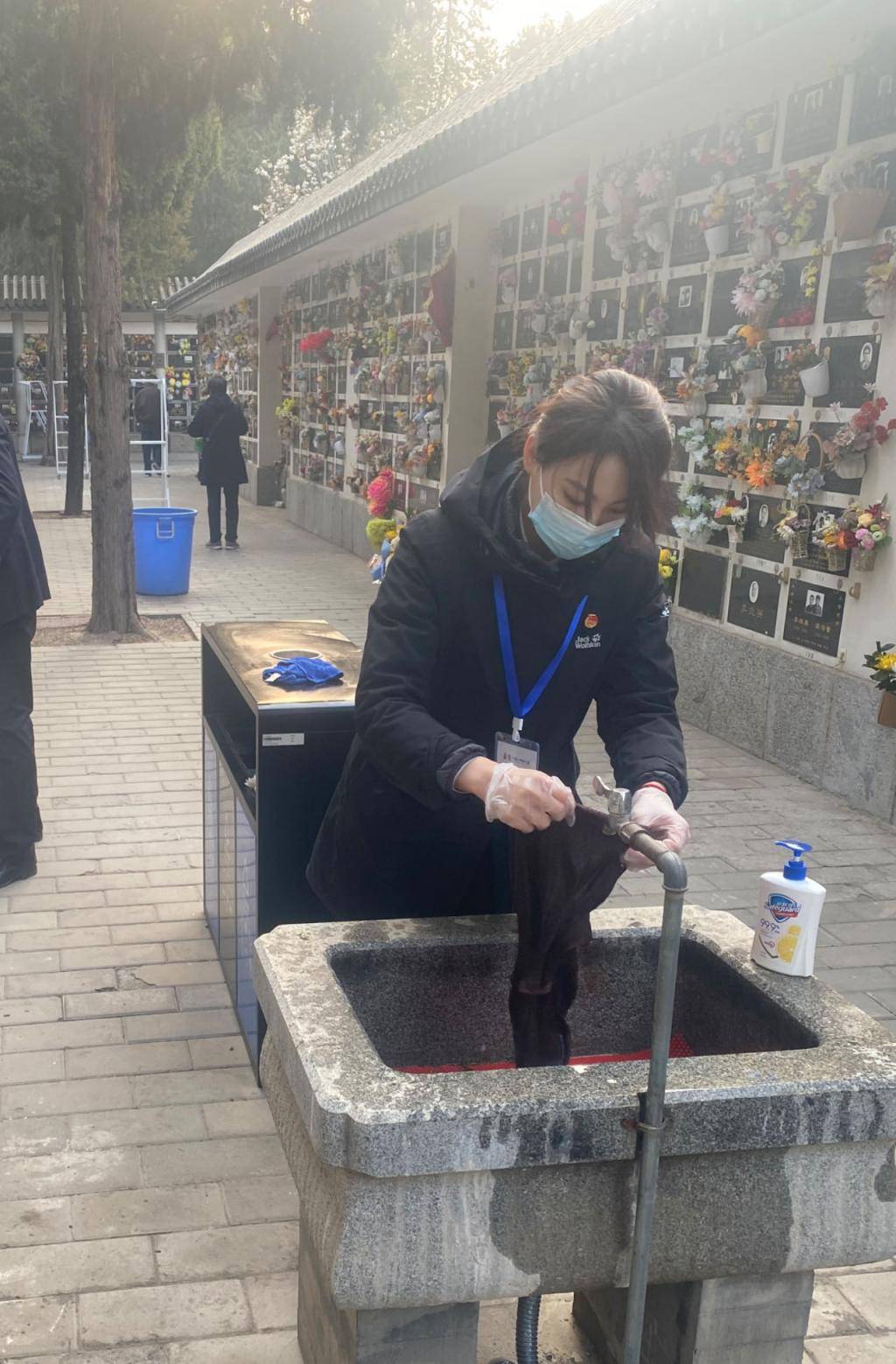 默默坚守的灵魂摆渡人让逝者走得体面令生者得到慰藉