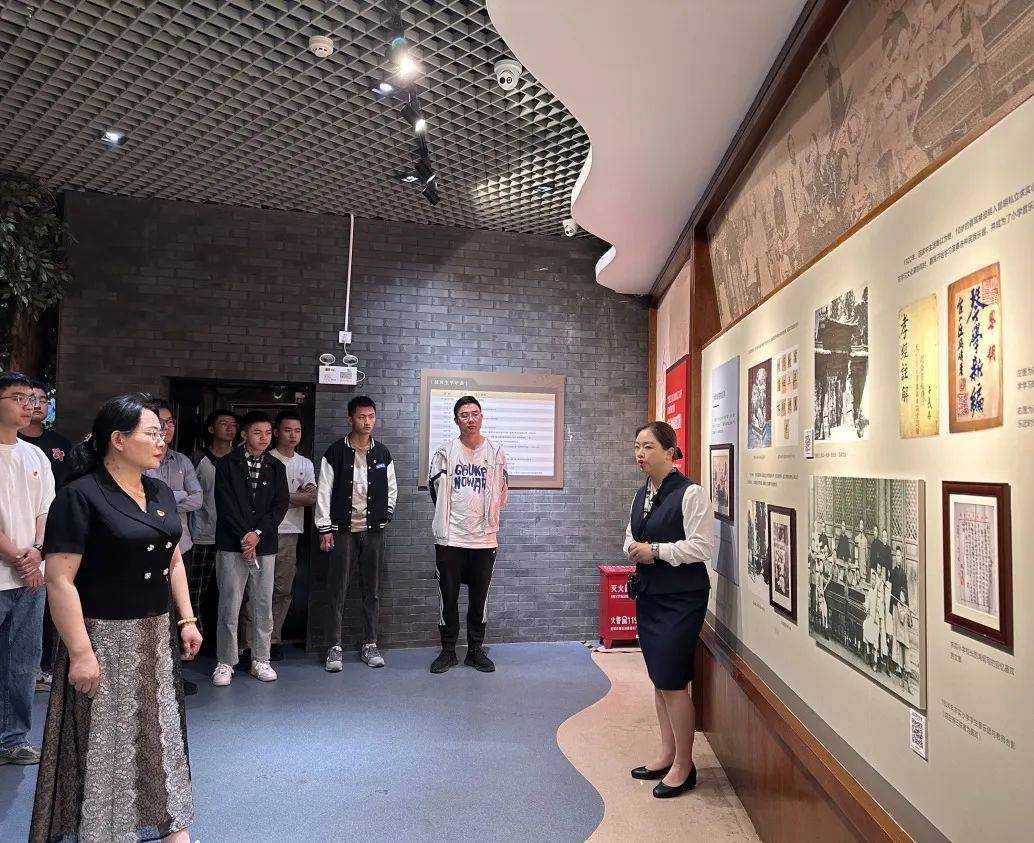 通过在聂耳纪念馆和聂耳故居沉浸式,情景式,体验式地参观学习,进一步