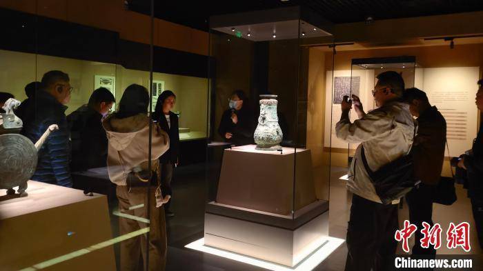 走进宝鸡青铜器博物院展厅,来自西周早期的何尊吸引了众人目光,其铭文
