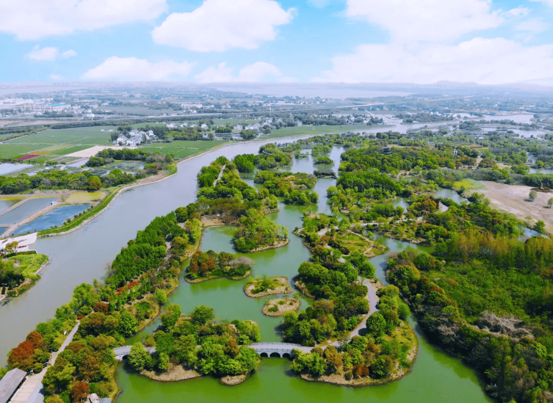 鸿山板块位于无锡新吴区东北部,东接鹅湖,西邻梅村,南望苏州,北至安镇