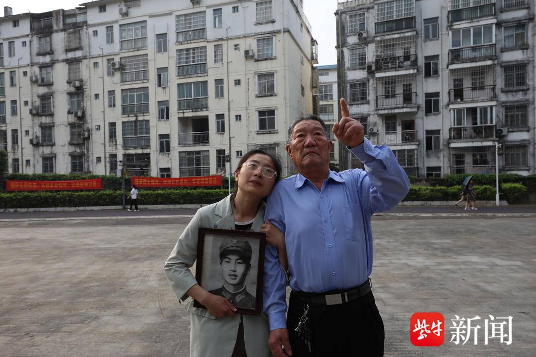 哥哥牺牲时24岁,从爷爷到我们,一家三代人多年来的心愿现在终于圆了.