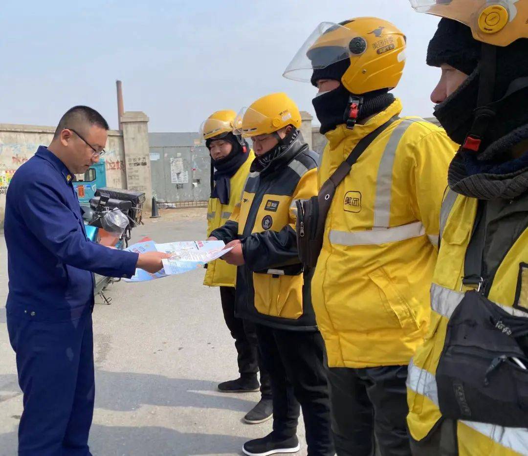 防火知识随餐送到家营口消防盖州大队联合外卖小哥开展消防安全宣传